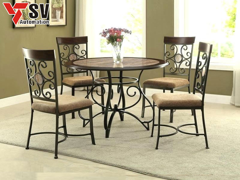 Mẫu 10: Bộ bàn ghế ăn kim loại được kết hợp tỉ mỉ cùng chất liệu gỗ, phù hợp cho những gia chủ có mệnh Mộc, vừa tạo điểm nhấn vừa mang ý nghĩa hưng thịnh