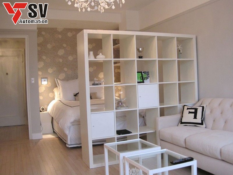 Việc bổ sung kệ sách sẽ giúp căn phòng đỡ tẻ nhạt hơn